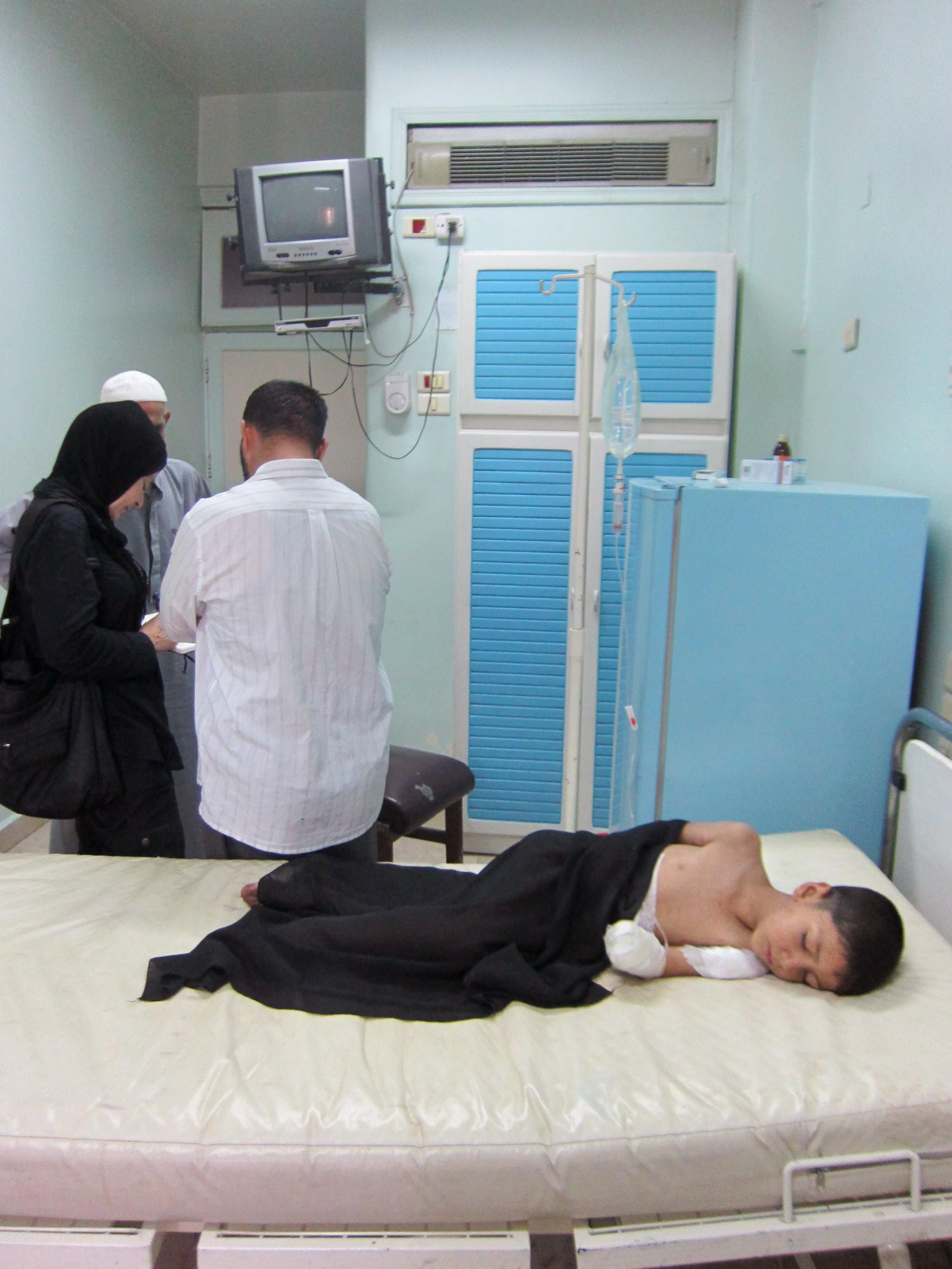 AGOSTO. La situación en Siria, sumida en un conflicto armado interno entre las fuerzas del gobierno y la oposición, integrada por el Ejército Sirio Libre y otros grupos armados, merece mención aparte. Según la ONU, la cifra de muertes al finalizar el año en el país ascendía a 60.000, y seguía subiendo. Especialmente atroces fueron los ataques aéreos a ciudades como Homs, Idlib, Hama, Damasco y Aleppo, donde hubo cientos de muertos y heridos, entre ellos niños como el de esta foto.  Asimismo, más de 1,4 millones de personas se han visto obligadas a huir al extranjero, y eso ha elevado la tensión en los países vecinos como Irak, Jordania, Líbano y Turquía. #personasRefugiadas // © Amnesty International