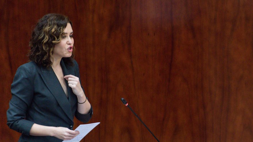 La presidenta de la Comunidad de Madrid, Isabel Díaz Ayuso, interviene en una sesión plenaria en la Asamblea de Madrid, a 7 de abril de 2022, en Madrid (España).