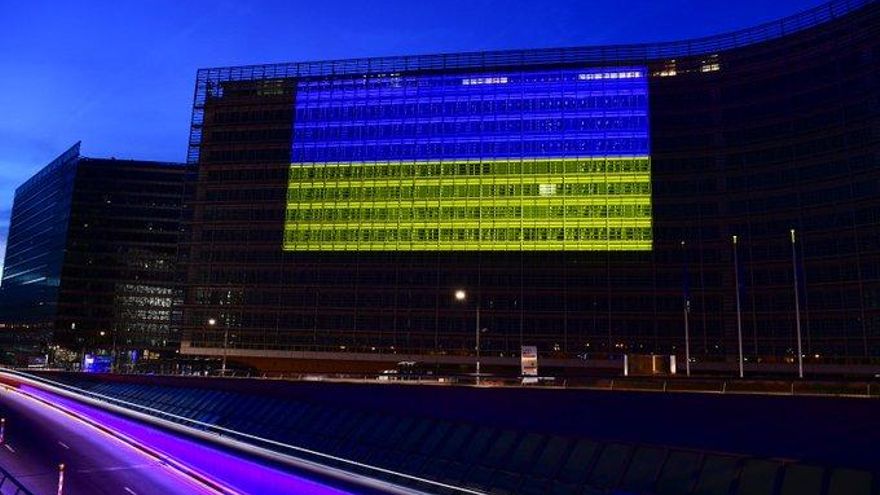 El edificio Berlaymont, sede de la Comisión Europea en Bruselas, iluminado con los colores de la bandera de Ucrania