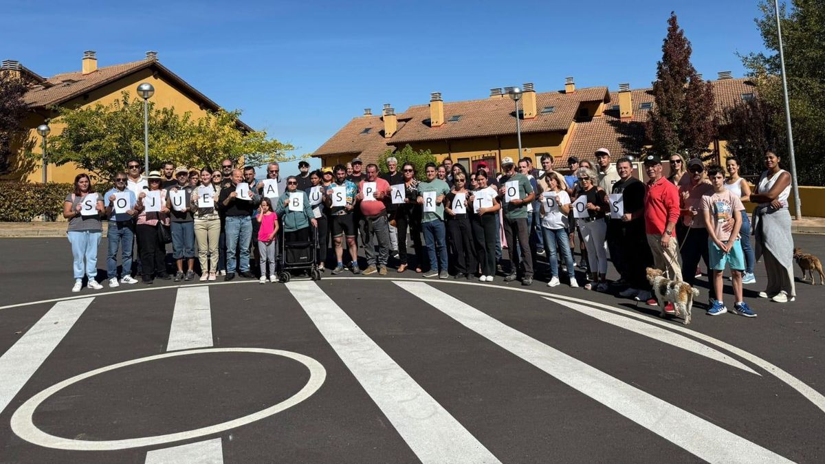 Una parada a la que el autobús sigue sin llegar: escolares de Sojuela siguen andando varios kilómetros cada día para coger el autobús