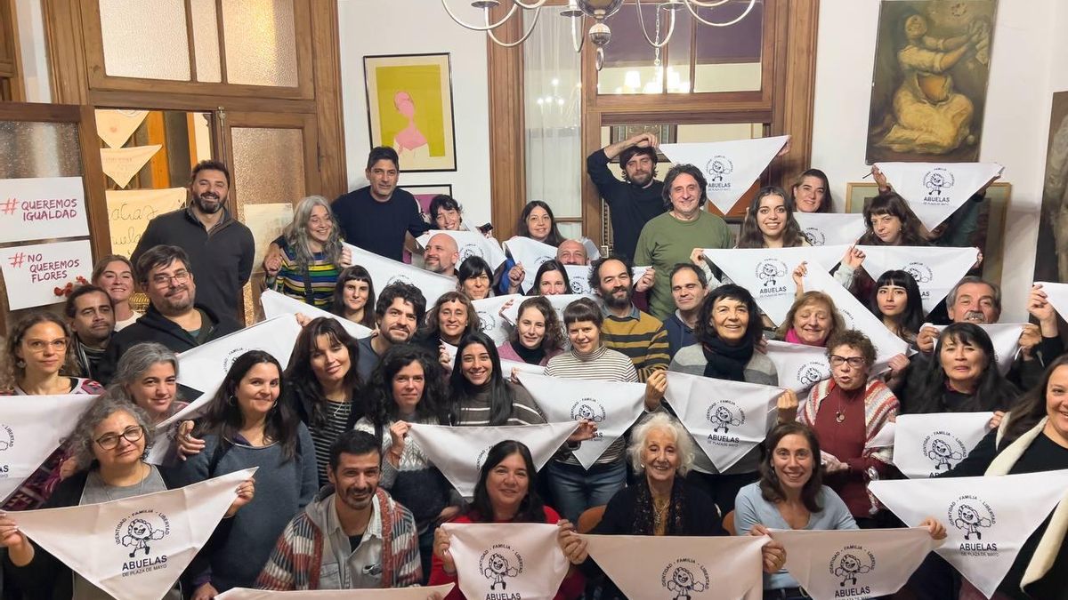 Abuelas de Plaza de Mayo sigue buscando a otras 300 personas, hijas e hijos de personas secuestradas y asesinadas por el régimen militar, que fueron apropiadas ilegalmente y cuyos nombres fueron modificados.