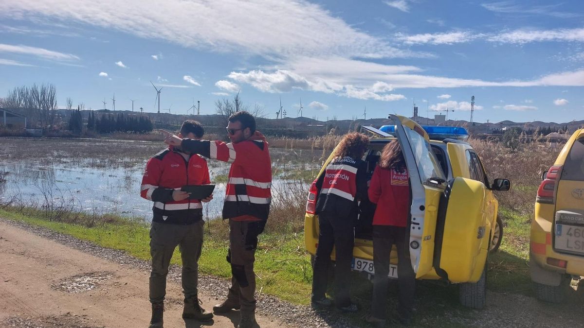 Miembros del 112 en El Burgo manejando el dron