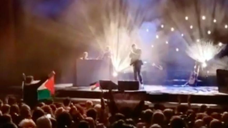 "Ahora mueren en Gaza los que morían en Vietnam" canta Ismael Serrano en Logroño