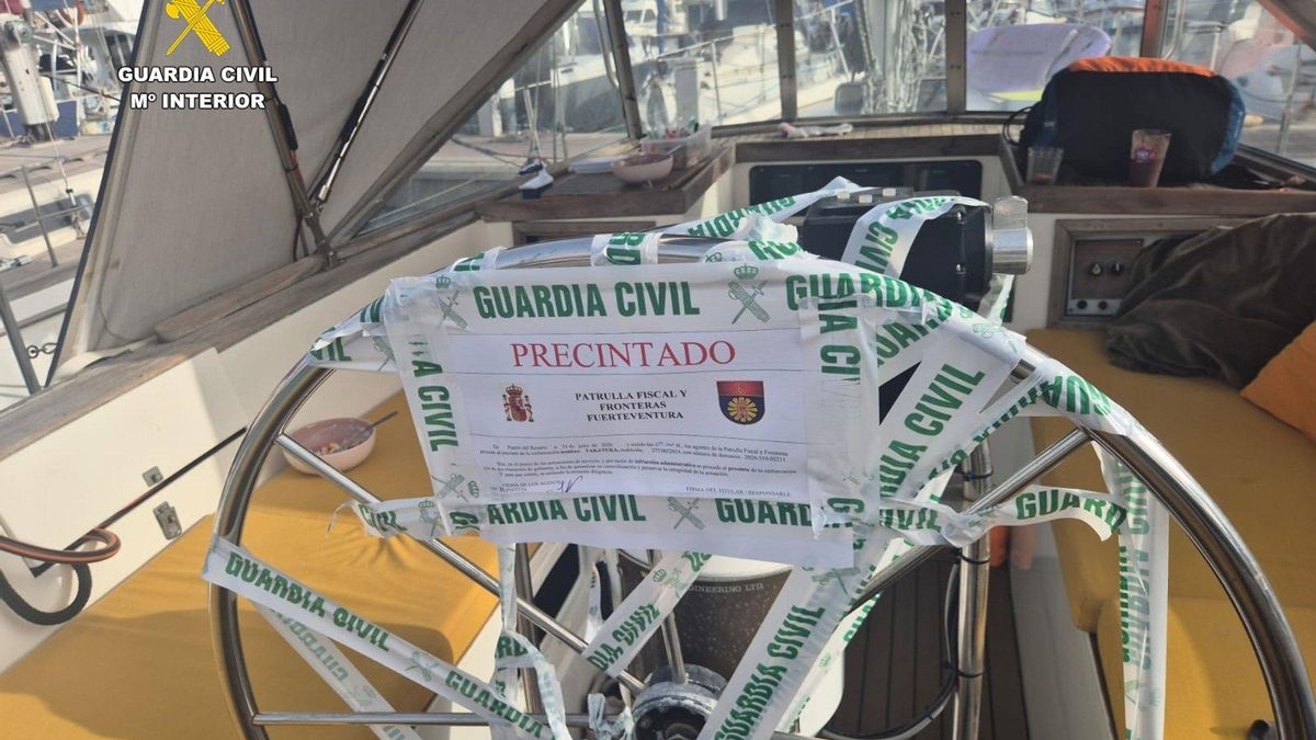 Un vertido sospechoso obliga a precintar una embarcación en el muelle de Puerto del Rosario