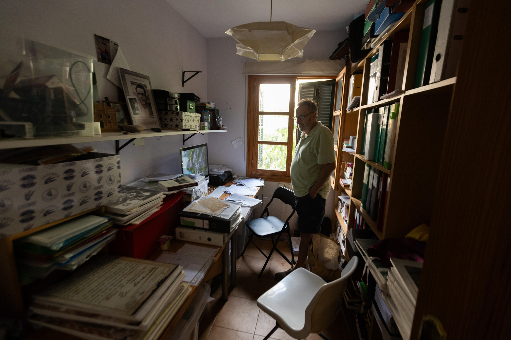 Despacho en el que Guillem almacena gran parte de los documentos y recuerdos de su abuelo