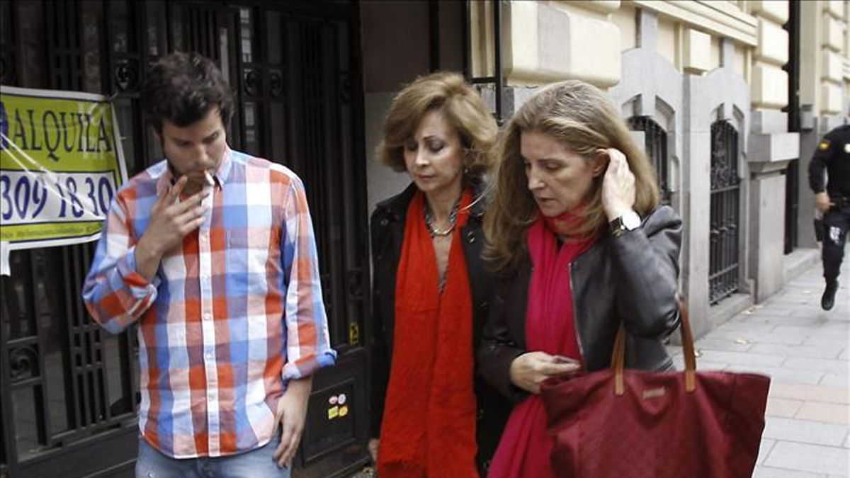 Guillermo Bárcenas y Rosalía Iglesias, acompañados de la abogada de la esposa de Bárcenas, Dolores Vázquez de Prado (centro)