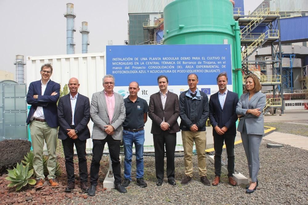 Directivos de Endesa en Canarias, ITC, ULPGC y Gobierno de Canarias ante las instalaciones experimentales en la Central de Tirajana.