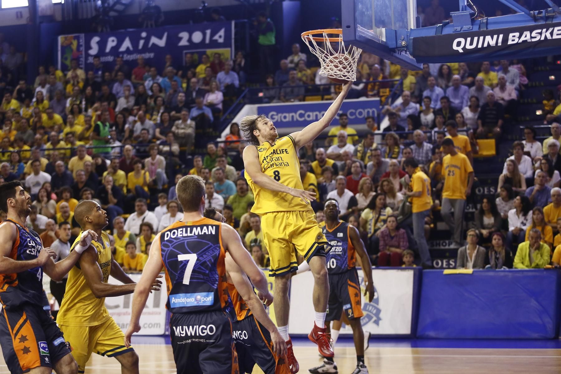 Newley entrando a canasta. ACB Photo/M. Henríquez