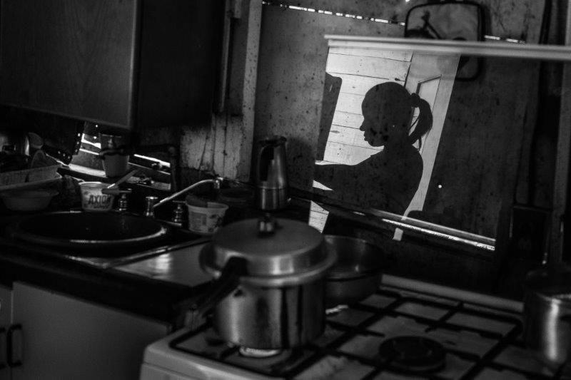 Mayra Castro, de 37 años, prepara comida en su improvisada casa en Petare, Caracas