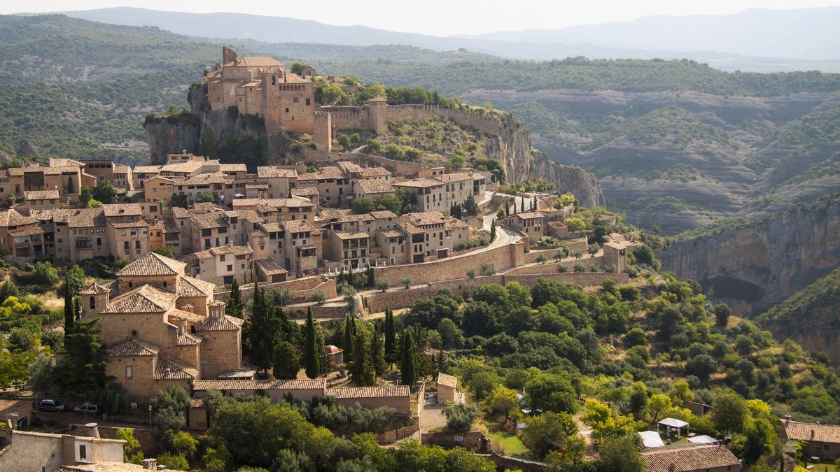 El pueblo medieval de Huesca que conserva una gran fortaleza a orillas de un río