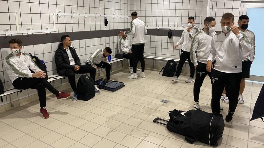 Los jugadores del Patrimonio, en su vestuario en Zaragoza.