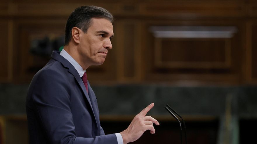 El presidente del Gobierno, Pedro Sánchez durante su intervención en el Congreso este miércoles durante la sesión de control al Gobierno para informar del último Consejo Europeo, centrado en la crisis energética, y someterse a las preguntas de la oposición en un momento en el que el Gobierno tiene ya encauzados los presupuestos de 2022. EFE/Emilio Naranjo