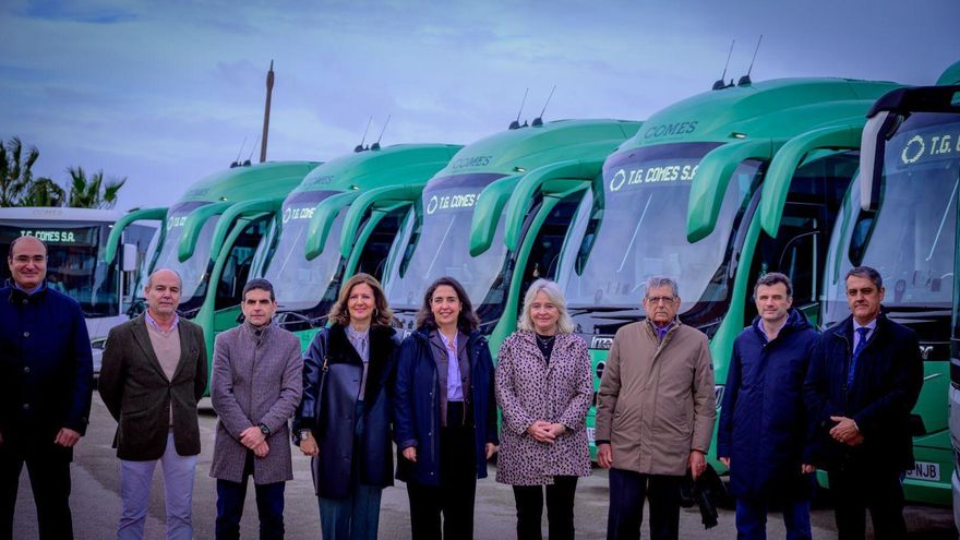 La delegada de la Junta de Andalucía en la provincia de Cádiz, Mercedes Colombo, junto al alcalde de Cádiz, Bruno García, han participado en la presentación de los ocho nuevos autobuses del Consorcio de Transportes de la Bahía de Cádiz.