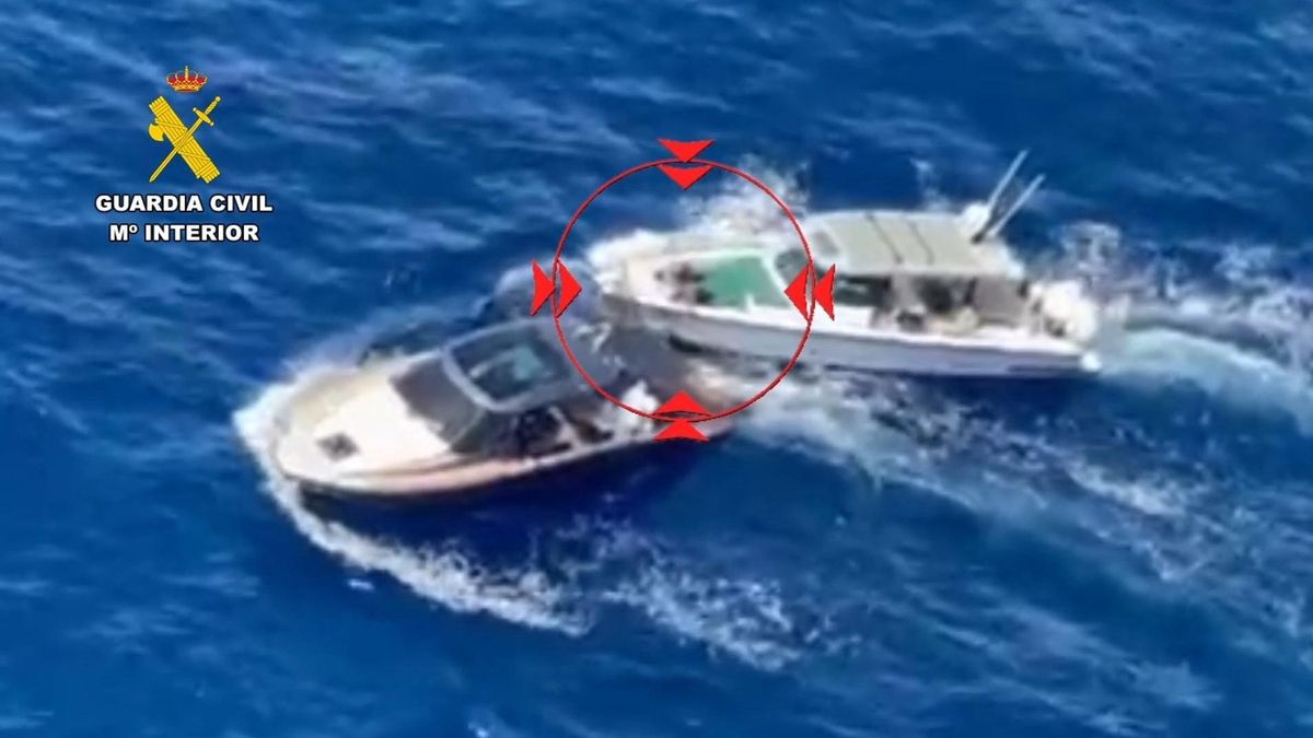 Un home envesteix una llanxa de la Guàrdia Civil després de robar un vaixell a Mallorca