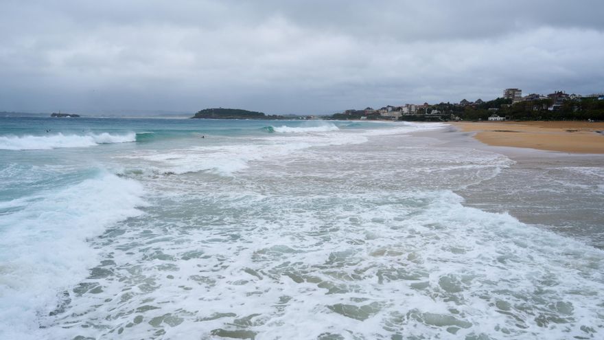 Oleaje en una playa de Santander.