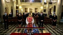 Misa en una iglesia de Toledo en el Día de Castilla-La Mancha donde el PP ha querido homenajear a las víctimas de la pandemia, a la que ha acudido Dolores de Cospedal