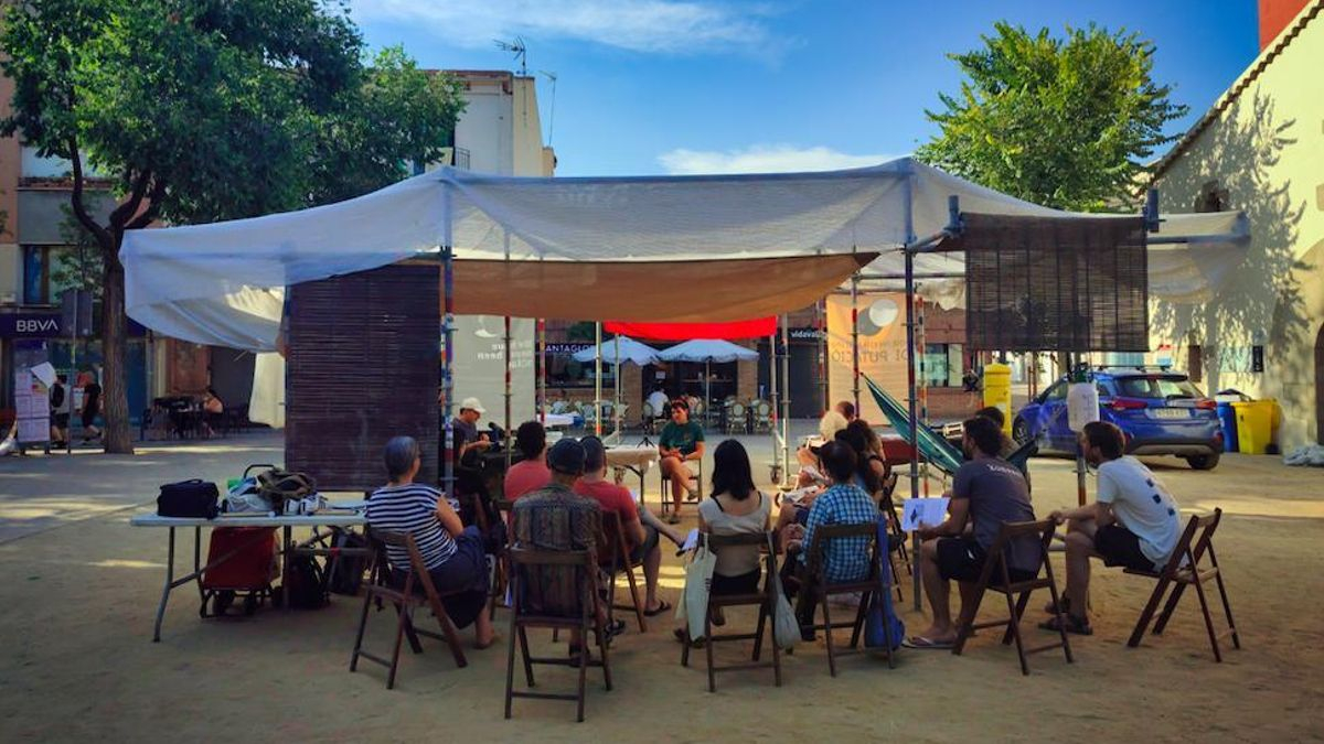 Evento de Sombras Sensibles celebrado el 11 de julio de 2026, en Cardedeu, donde Arquitectura de Contacte montó prototipos de sombra en una plaza céntrica insolada del municipio.