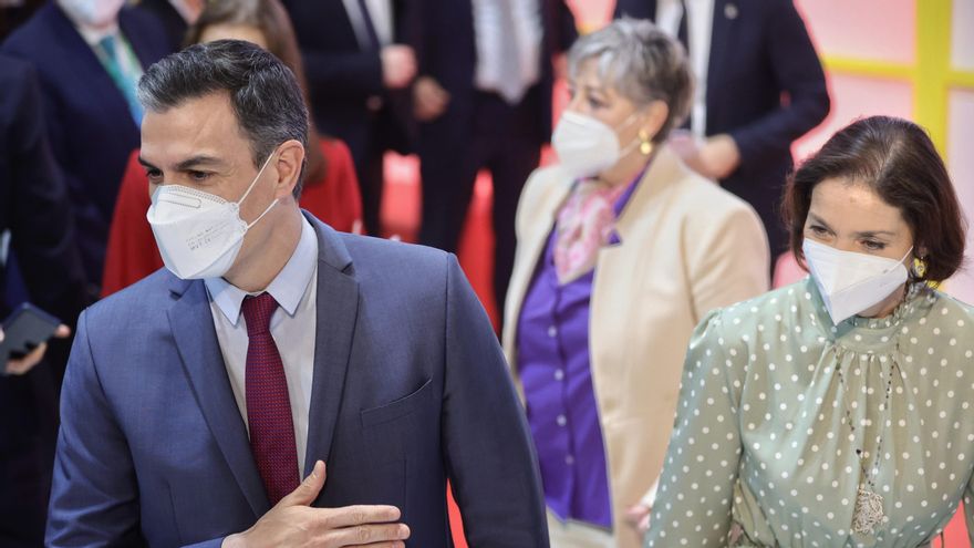 El presidente del Gobierno, Pedro Sánchez, y la ministra de Industria, Comercio y Turismo, Reyes Maroto, a su llegada al acto La Sostenibilidad como palanca de la competitividad turística en el auditorio stand de Turespaña, en la tercera jornada de la 42ª edición de la Feria Internacional del Turismo, Fitur 2022, en Ifema Madrid, a 21 de enero de 2022, en Madrid (España). El objetivo de Fitur 2022, leer más segundo año que se celebra tras el estallido del Covid-19, es relanzar el turismo como motor de desarrollo así como defender la convivencia del turismo con la pandemia. Organizada por IMadrid, la feria congrega desde el 19 de enero hasta el 23 de enero a 6.933 participantes. Cuenta con la presencia de todas las comunidades autónomas, de empresas y destinos de 107 países, 70 de ellos con representación oficial internacional, encabezados por República Dominicana, que este año participa como País Socio Fitur 2022.