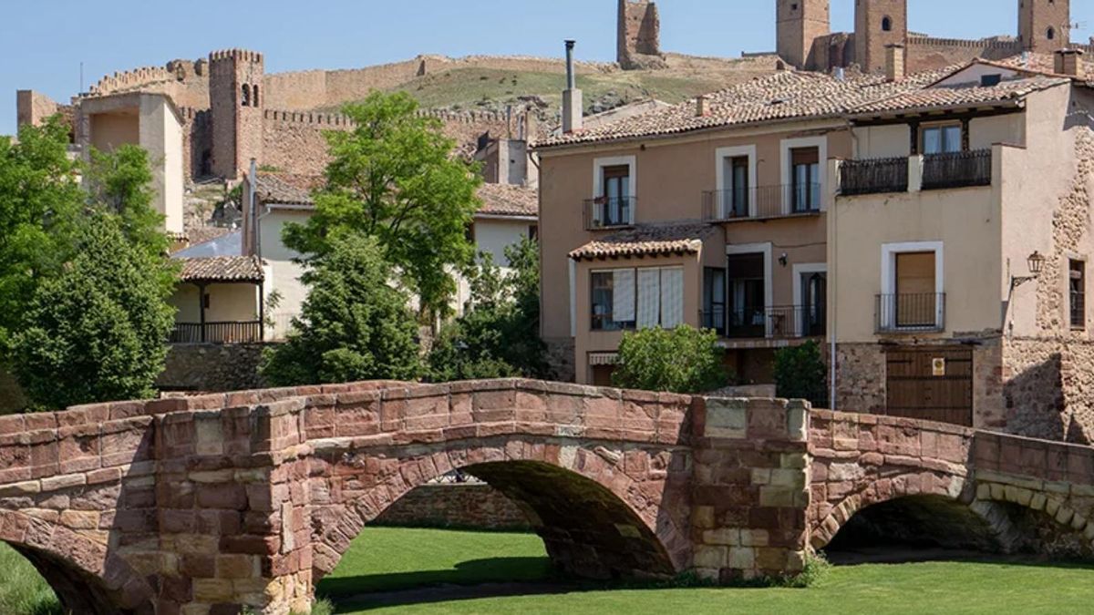 El puente románico de piedra roja comunica la ciudad vieja con el monasterio y la zona de la antigua morería