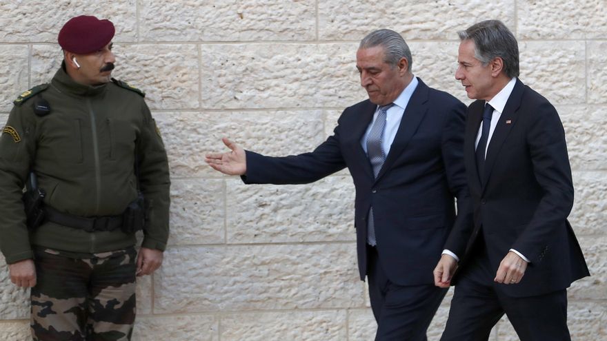 Hussein al-Sheikh (centro), secretario del Comité Ejecutivo de las Organizaciones de Liberación de Palestina, da la bienvenida al secretario de Estado estadounidense, Antony Blinken (derecha), cuando llega a una reunión en la sede de la Autoridad Palestina en la ciudad cisjordana de Ramallah, el 7 de febrero. 2024. Blinken se encuentra en una gira regional por Medio Oriente en un esfuerzo diplomático para llegar a un acuerdo que asegure la liberación de todos los rehenes restantes e incluya una pausa humanitaria para permitir la entrega de ayuda humanitaria a los civiles en la Franja de Gaza. (Organización para la Liberación de Palestina OLP, Ramala) EFE/EPA/Alaa Badarneh/ Pool