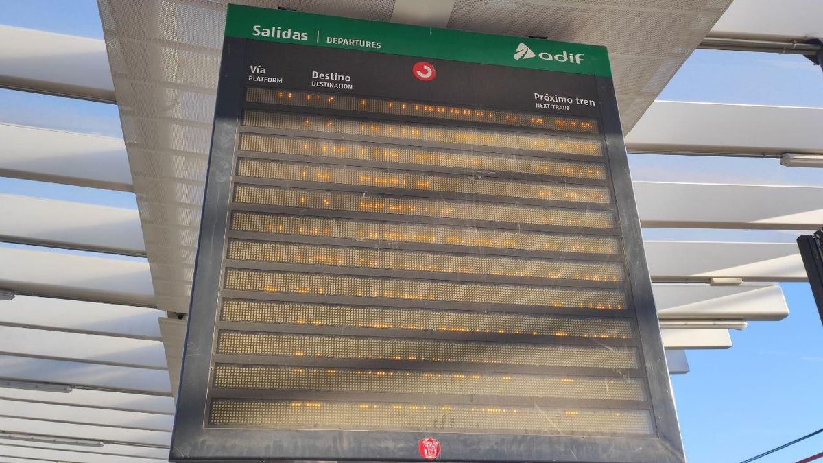 Una pantalla de la estación de Chamartín sin información sobre los horarios de salida de los trenes de Cercanías.
