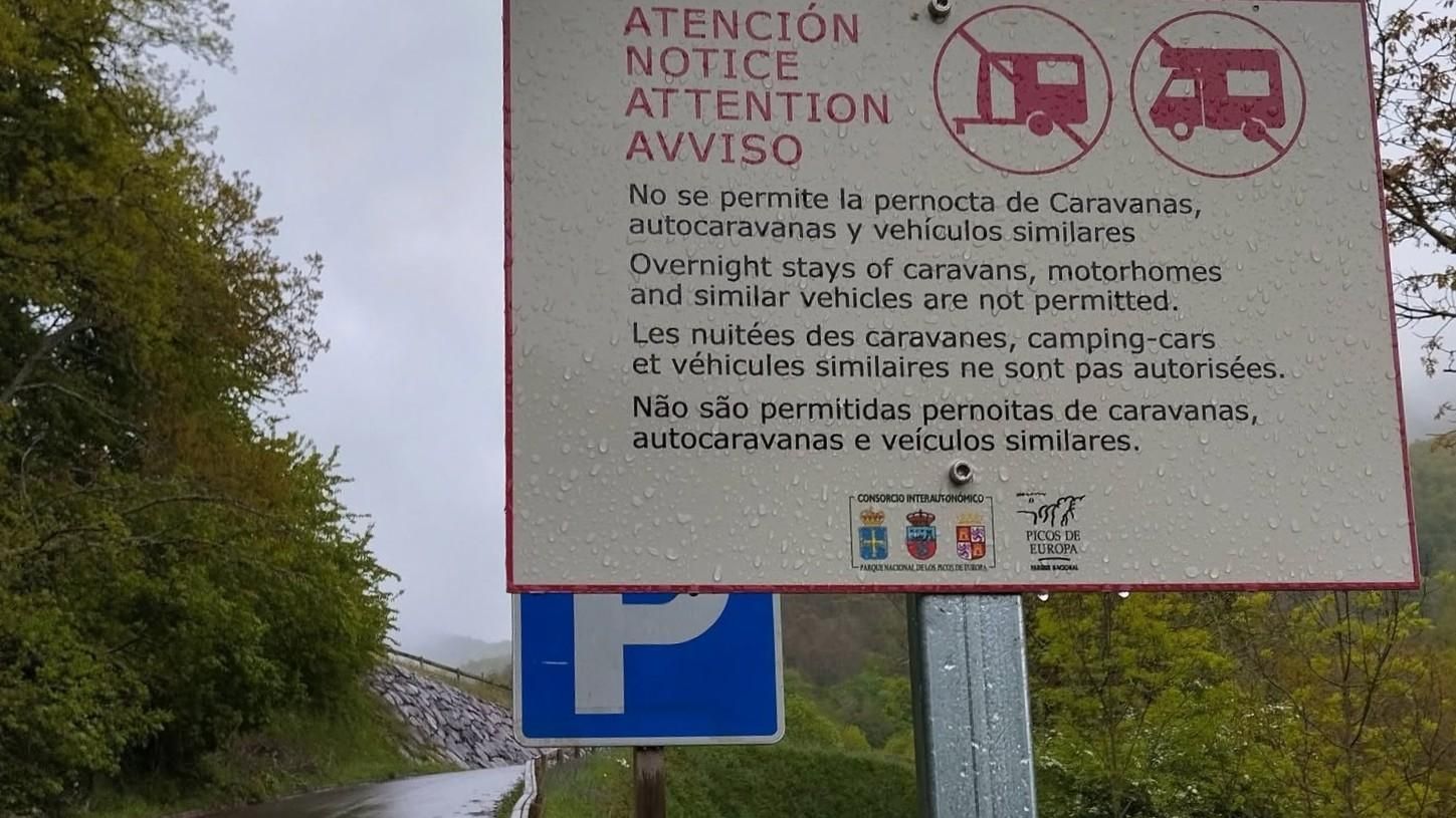 Prohibición expresa de estacionamiento de caravanas en el parking de Soto de Sajambre.
