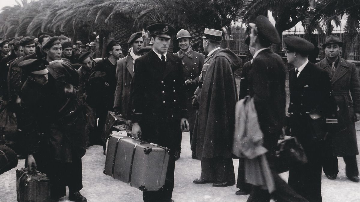 En el centro de la imagen, cargando su maleta, el radiotelegrafista exiliado Manuel López Pinal, antes de tomar en Bizerta (Túnez) el tren que lo conducirá sin saberlo al campo de concentración de Meheri-Zebbeus, el 12 de marzo de 1939.