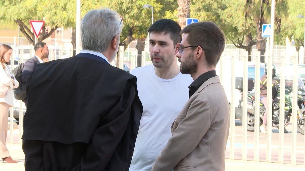 El acusado Gabriel Hernández Serrano (en el centro) conversa con su abogado en la primera sesión del juicio.