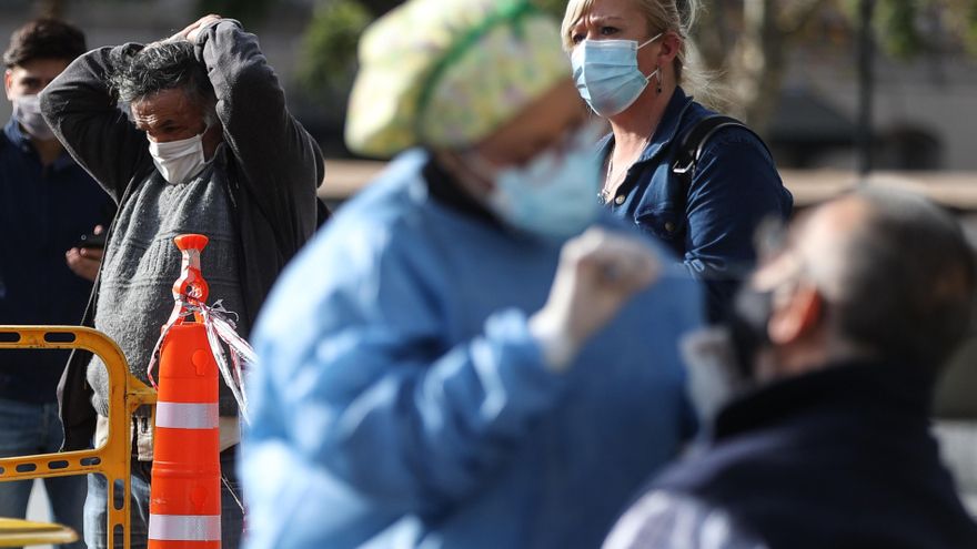 Fotografía de archivo en la que se registró a un grupo de personas al someterse a pruebas de detección de la covid-19, en Buenos Aires (Argentina). EFE/Juan Ignacio Roncoroni