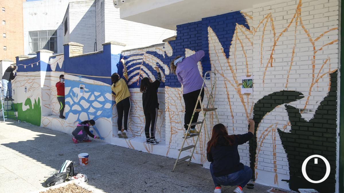 Los vecinos de la Fuensanta pintan un mural en la piscina