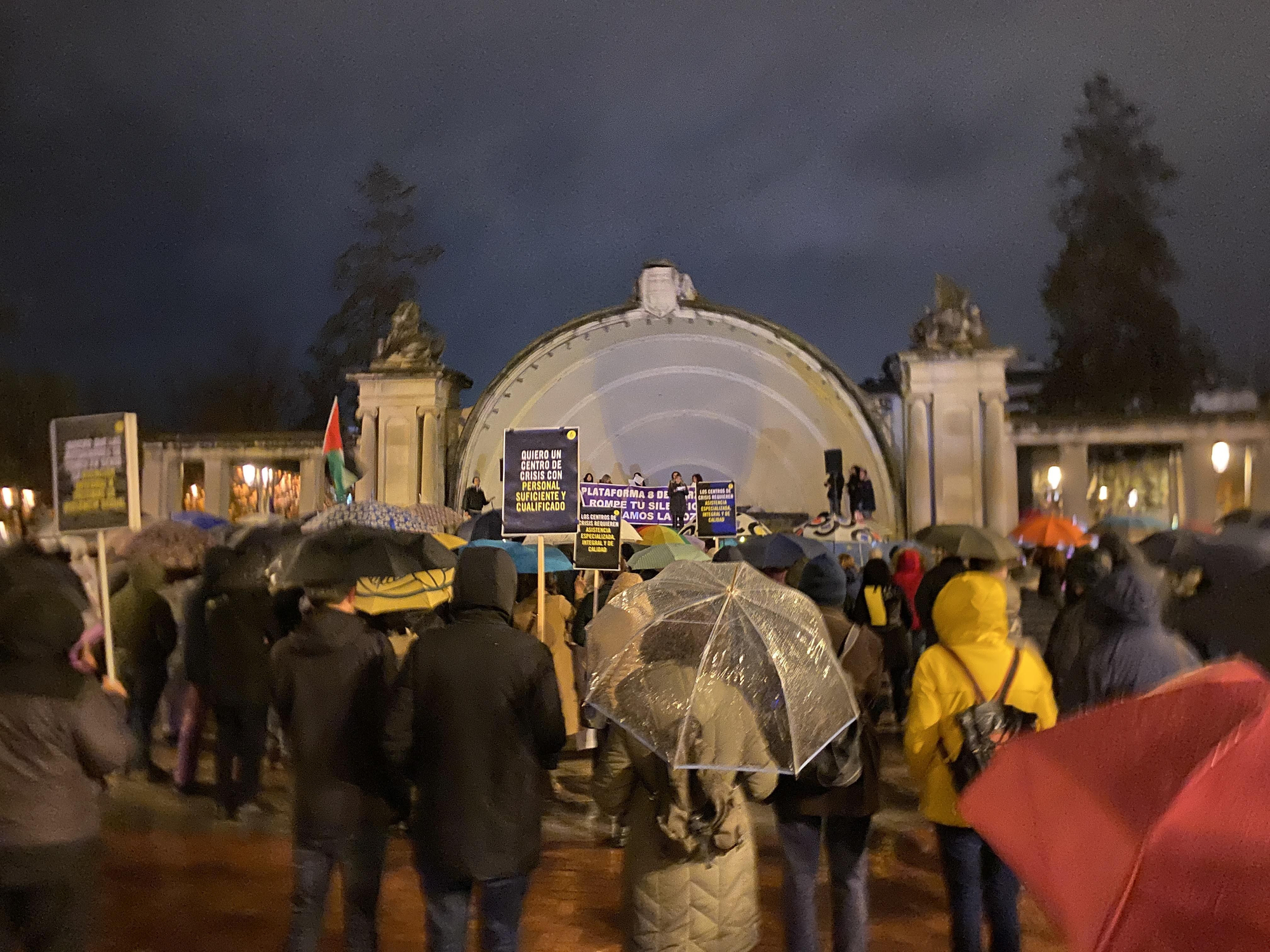 La lluvia no calla el grito feminista contra la violencia de género en Logroño