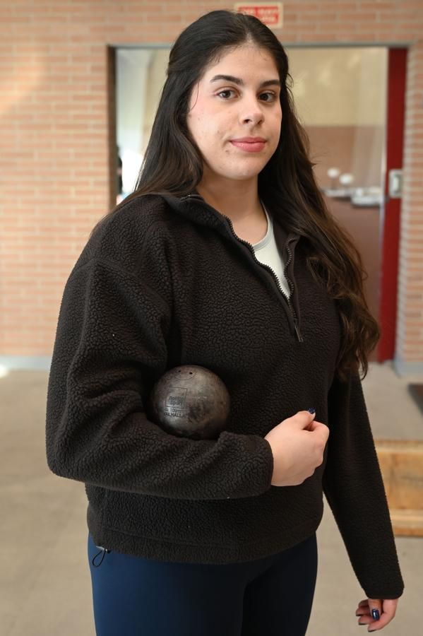 La lanzadora de peso Tilena Martínez, hija del medallista olímpico en Atenas 2004 Manuel Martínez, analiza en León la temporada tras conquistar el campeonato de España sub-23. 