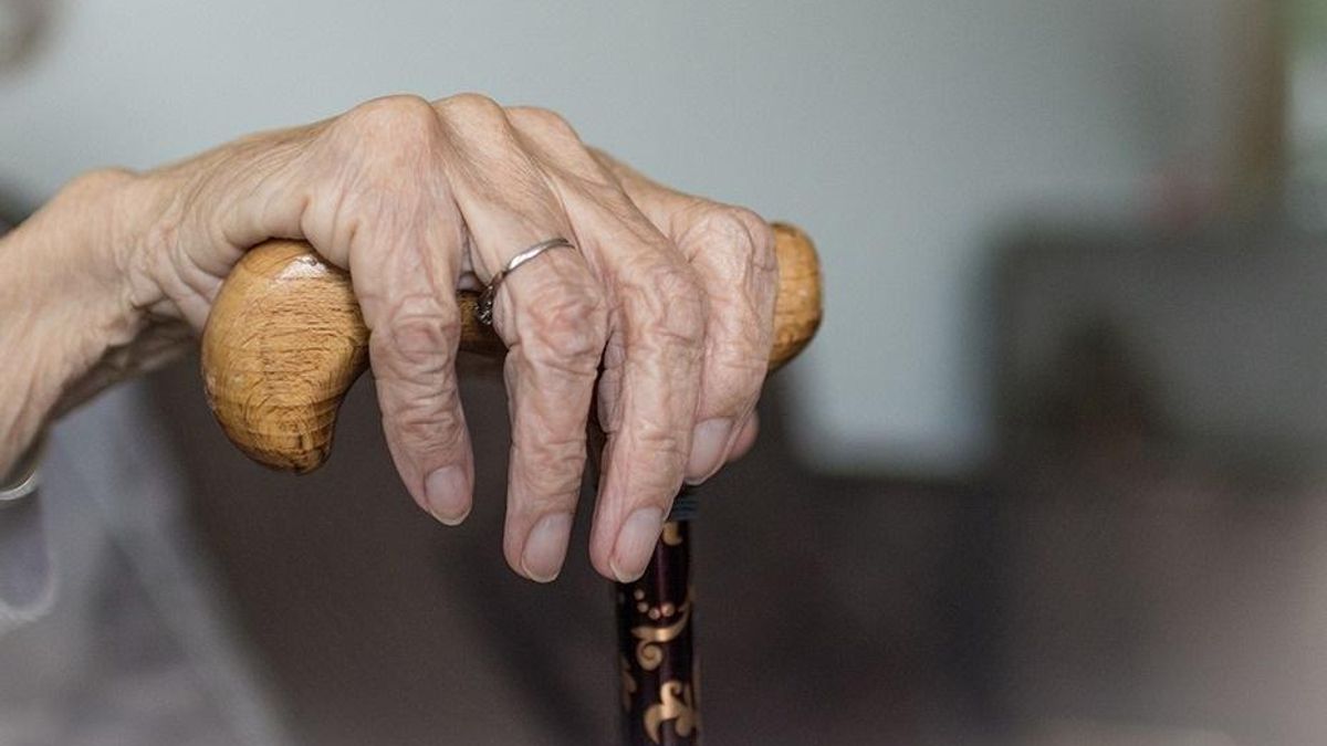 Las trabajadoras del servicio de ayuda en el hogar de Santiago, sin cobrar en septiembre: "Hay un abandono absoluto"