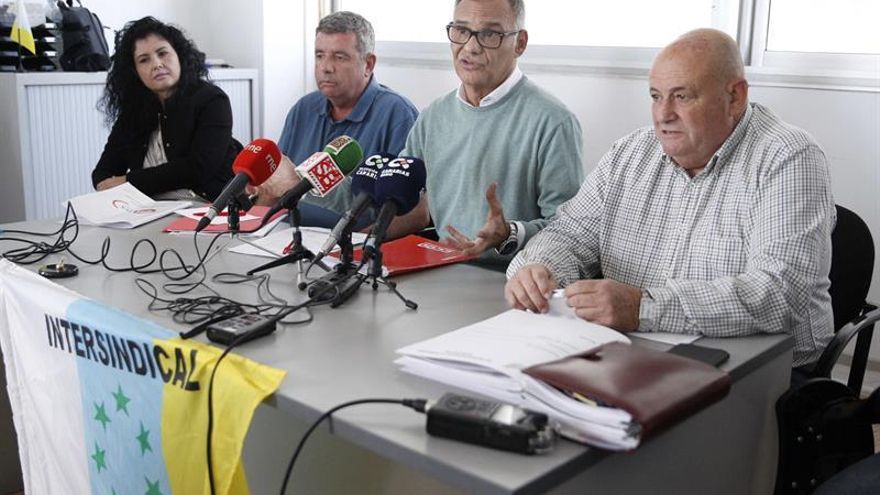 El secretario general de la Federación de Servicios de CC.OO de Canarias, Pedro Moreno (2d), acompañado de otros sindicalistas de Intersindical Canaria y UGT.