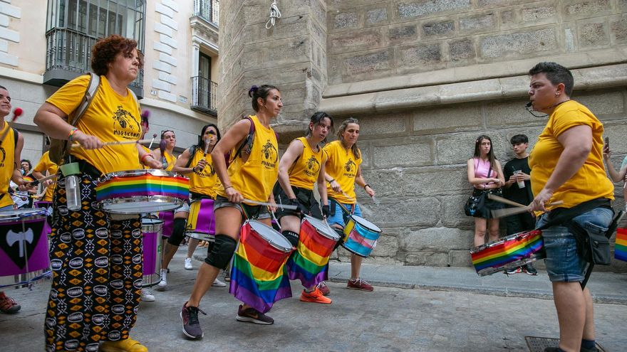 La manifestación por los derechos LGTBI a ritmo de batucada