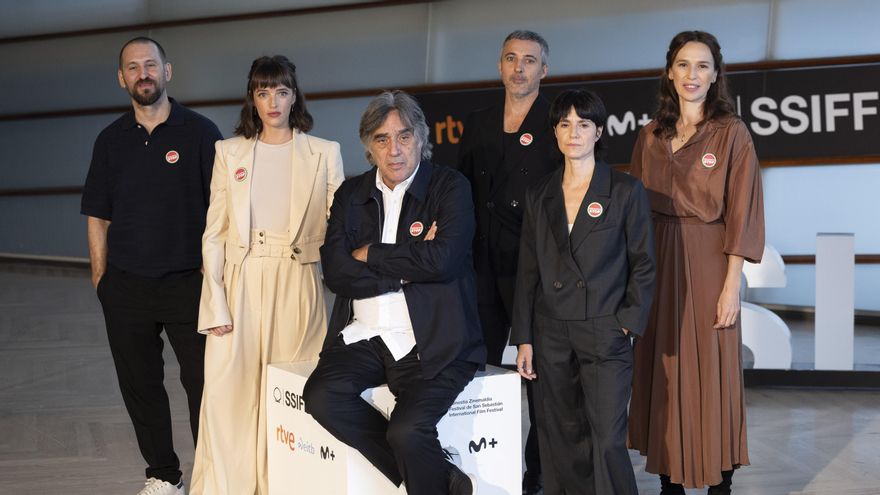 Agustín Díaz Yanes, en el centro, junto al reparto de 'Un fantasma en la batalla'