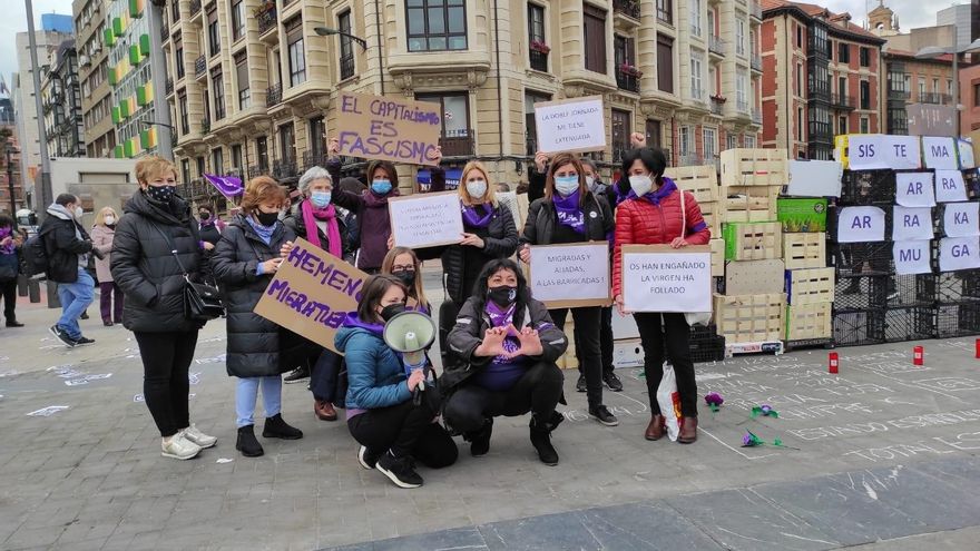 Un grupo de mujeres frente al muro creado en contra de la Ley de Extranjería 