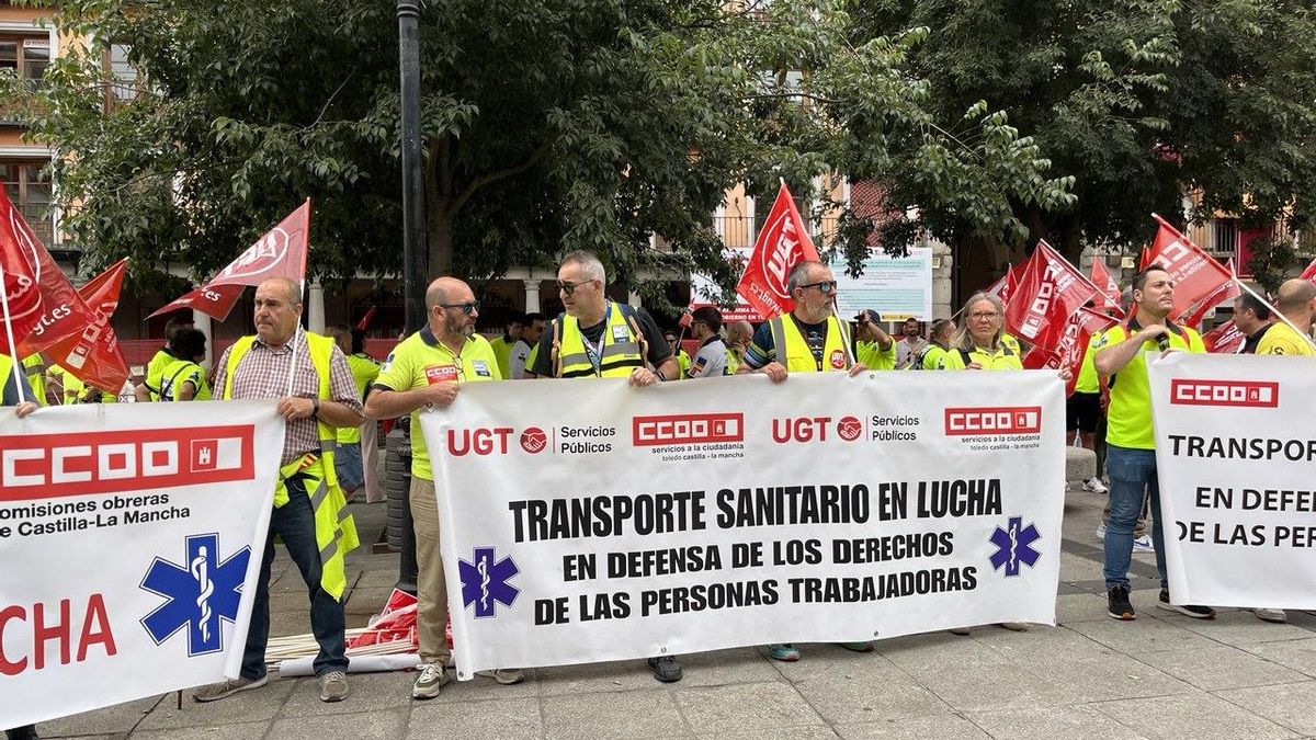 Concentración por las mejoras del transporte sanitario en Castilla-La Mancha en la Plaza de Zocodover de Toledo el 11 de junio