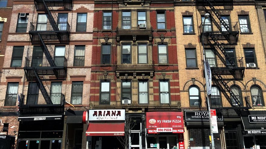 Casas corridas con escaleras de incendio. Una de las señas de identidad de Hell's Kitchen.