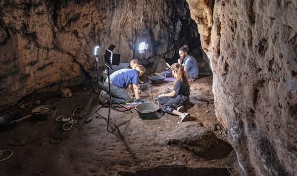 Trabajos de excavación arqueológica en la cueva de Los Casares, julio de 2019