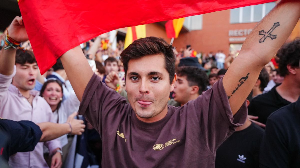 El PSOE denuncia que Vito Quiles comió con dos senadores del PP antes de su incidente con Begoña Gómez