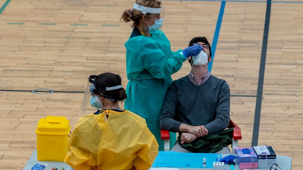 Archivo - Sanitarios trabajando durante las pruebas de cribado de covid-19 con test de antígenos en el pabellón deportivo de 'El Paraguas'. En Sevilla (Andalucía, España), a 28 de octubre de 2020.