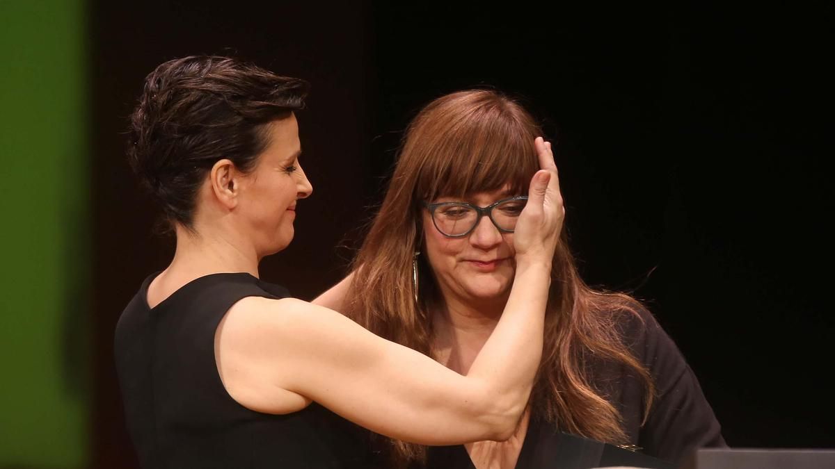 La actriz Juliette Binoche (izquierda), Espiga de Honor de la 60.ª edición de Seminci, junto a la directora Isabel Coixet.