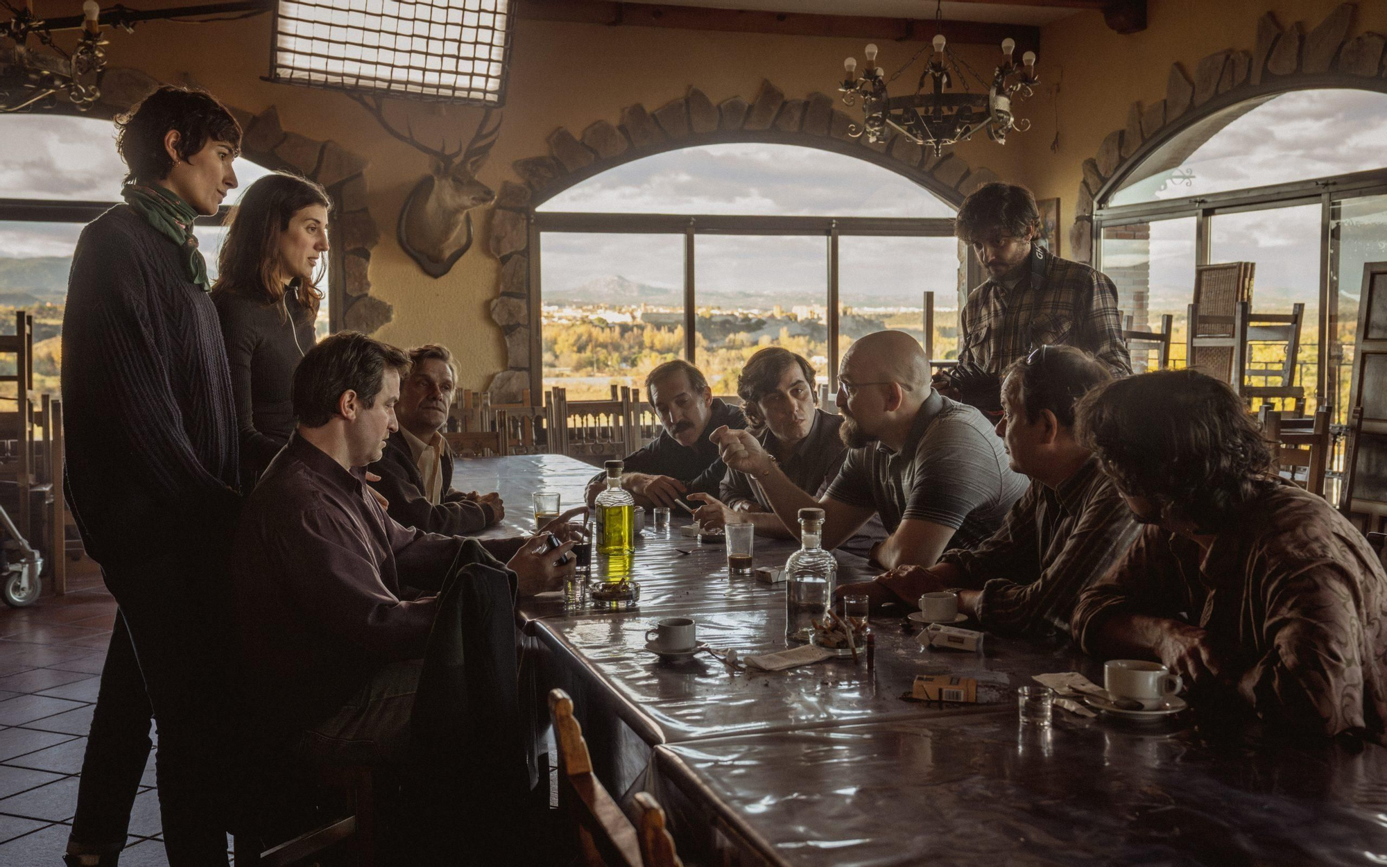 Movistar Plus+ anuncia 'El castillo' y muestra sus primeras imágenes con Raúl Arévalo, Omar Ayuso y todo el reparto