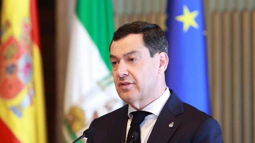 El presidente de la Junta de Andalucía, Juanma Moreno, interviene en una declaración institucional en apoyo a las víctimas y familias del accidente ferroviario de Adamuz.