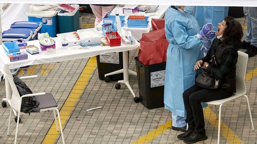 Personal sanitario realiza pruebas PCR de detección de coronavirus en una carpa en Eibar