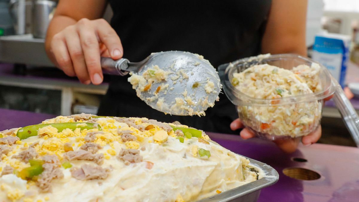 En la imagen, una camarera sirve una ración de ensaladilla rusa.  EFE/ Elvira Urquijo A.