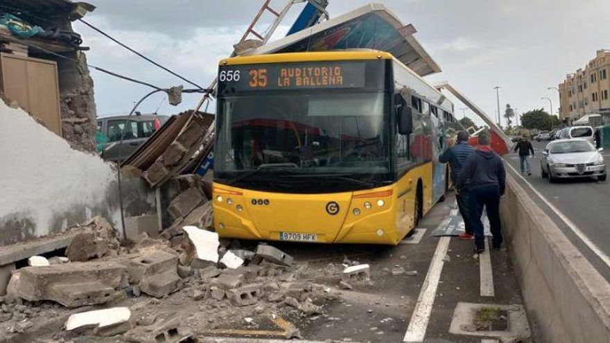 Muro caído por el viento en Las Palma de Gran Canaria