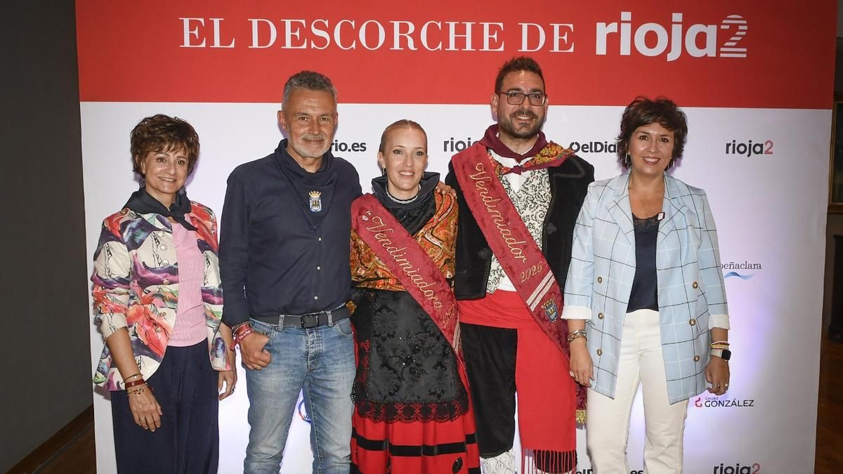 La concejala Celia Sanz; el alcalde de Logroño, Conrado Escobar; los Vendimiadores y Laura Olave, de Rioja2 en El Descorche 