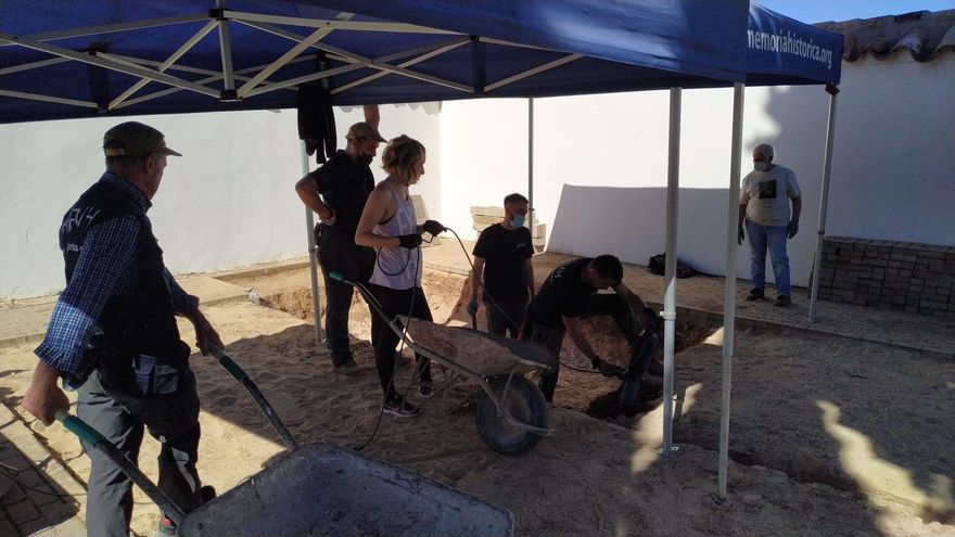 Trabajos en la fosa común de Manzanares